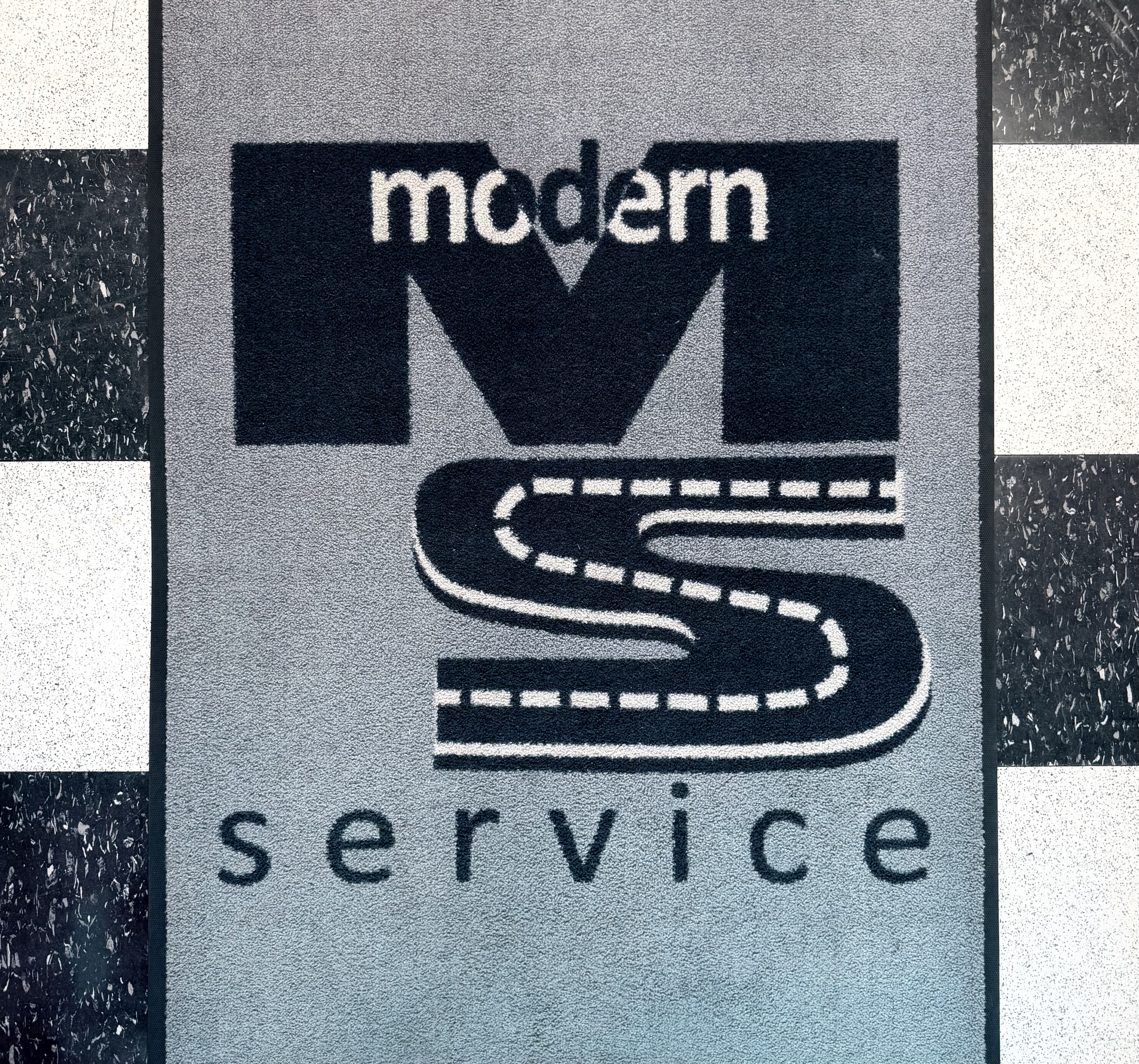 Modern Service logo mat